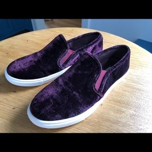Steve Madden 7.5 burgundy velvet slip on’s